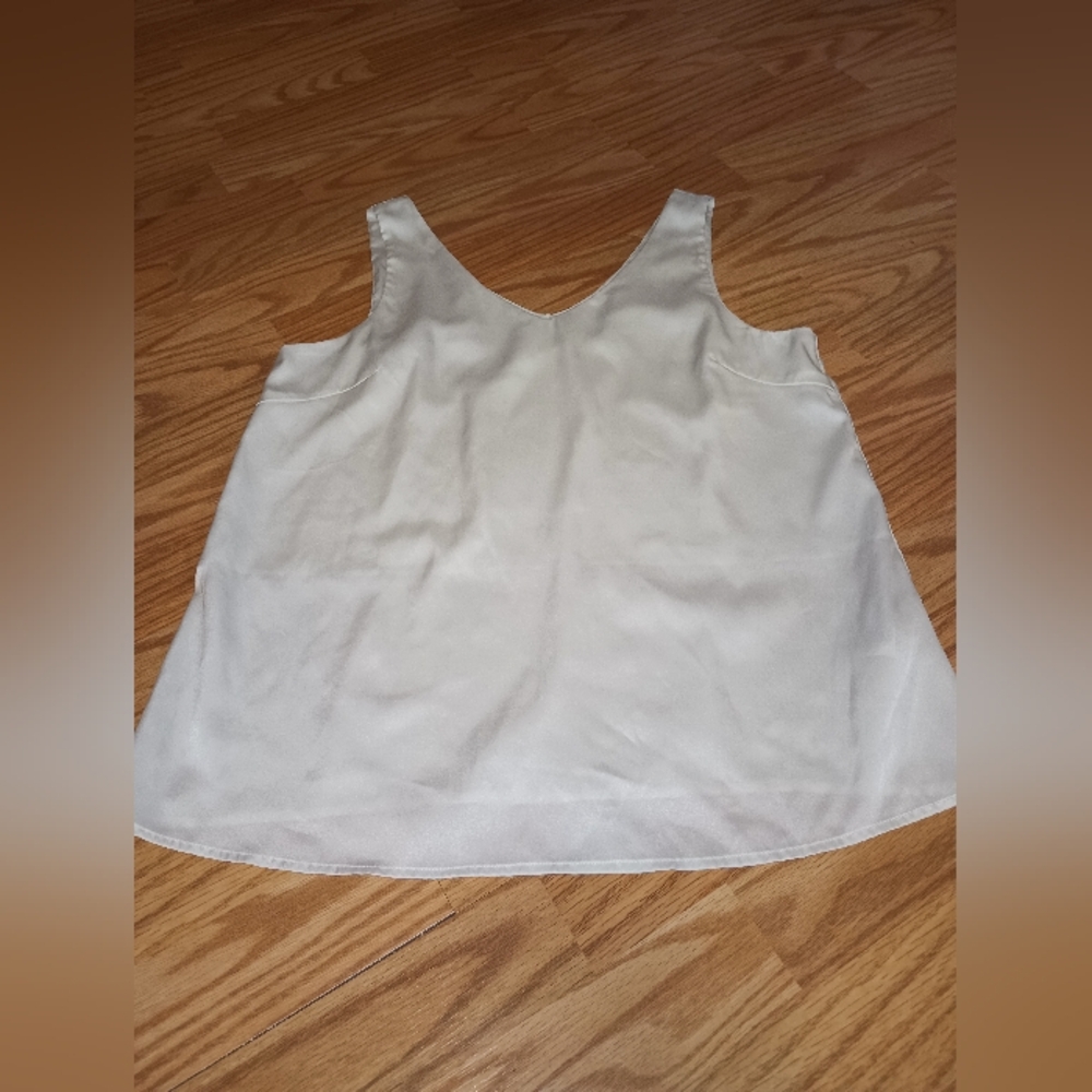 Ekouaer Satin/Silk Sleeveless Top With Liner. White. Women's M